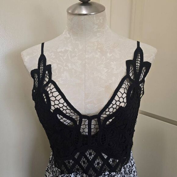 Cupshe Blk/Wht Floral Tiered Sundress, Embroidered Lace Bodice,NWOT, S - Picture 4 of 10